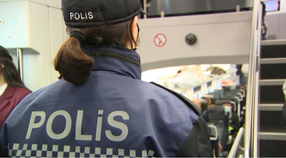 polis-baki-sumqayit-qatarinda-reyd-kechirib-video