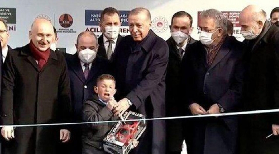 erdogandan-mikrofonu-alan-ushaq-chixishi-ile-gundem-oldu-video