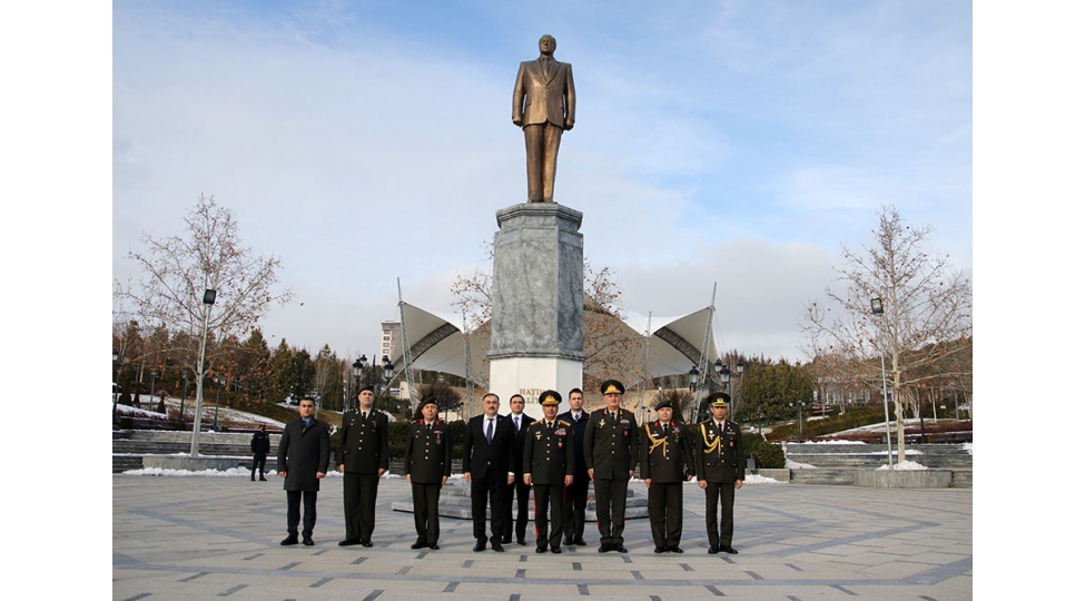 zakir-hesenov-ankarada-heyder-eliyevin-abidesini-ziyaret-edib-foto
