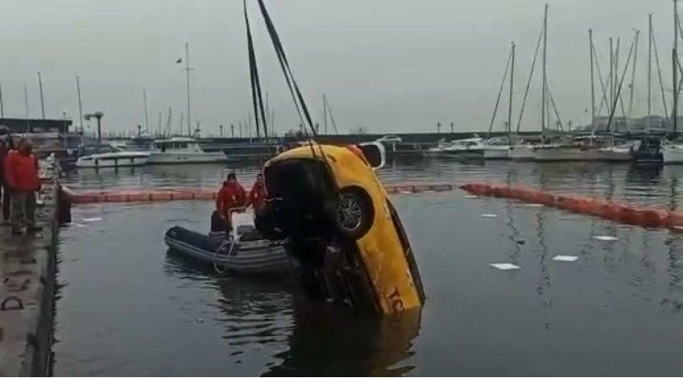 model-taksi-ile-denize-dushdu-foto