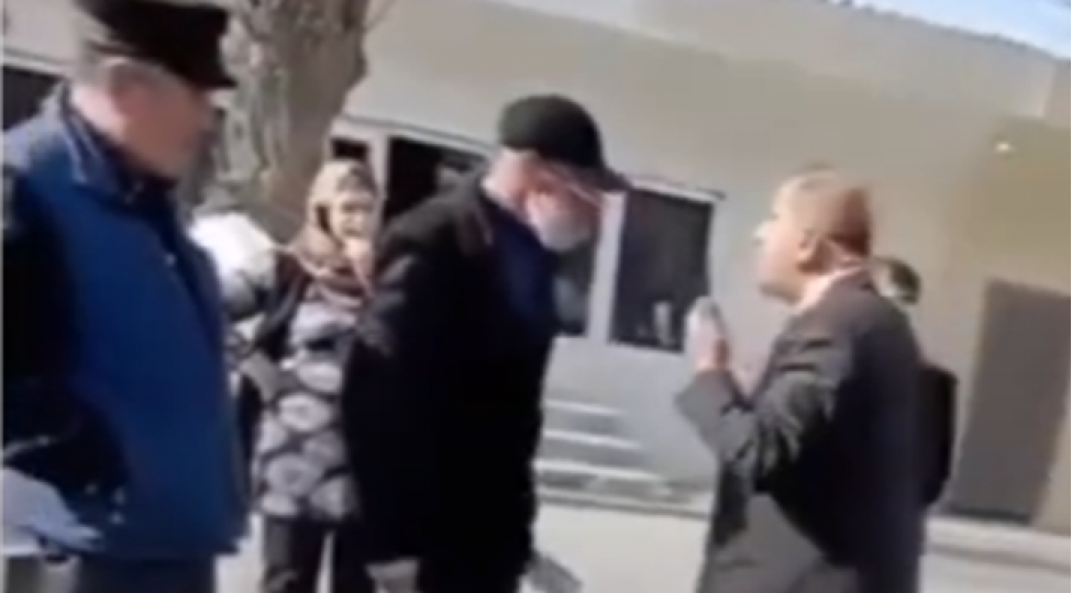 rasim-memmedov-vetendashin-uzune-tupurub-video