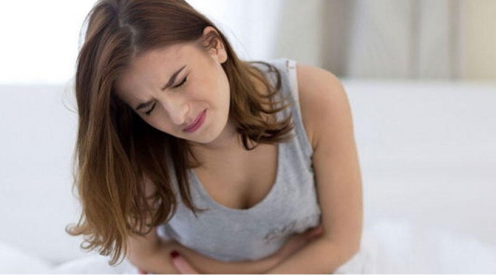 omikronun-en-agrili-simptomlari-bash-bogaz-mede-agrilari