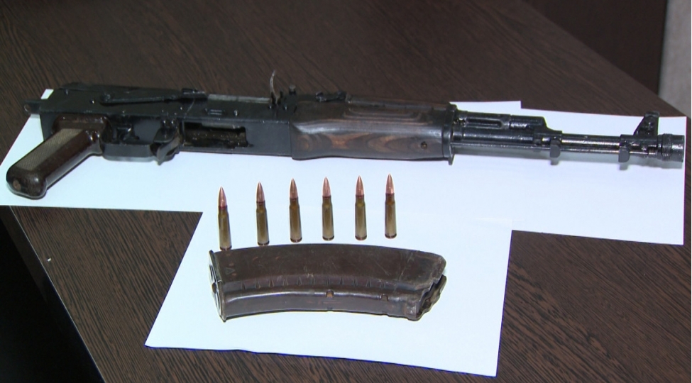 besh-min-manata-kalashnikov-satmaq-isteyen-shexs-tutulub-video