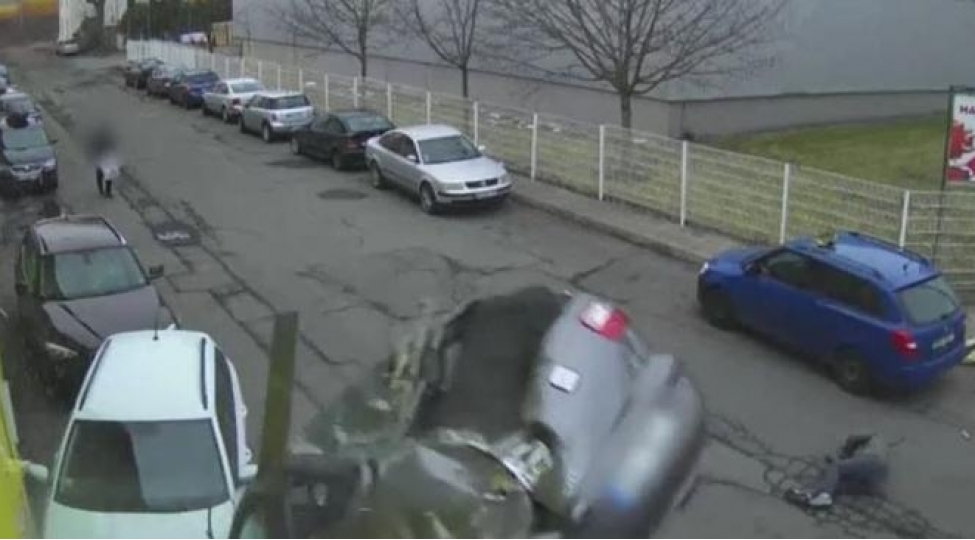 chexiyada-idareetmenin-itiren-mashin-qadini-vurub-video