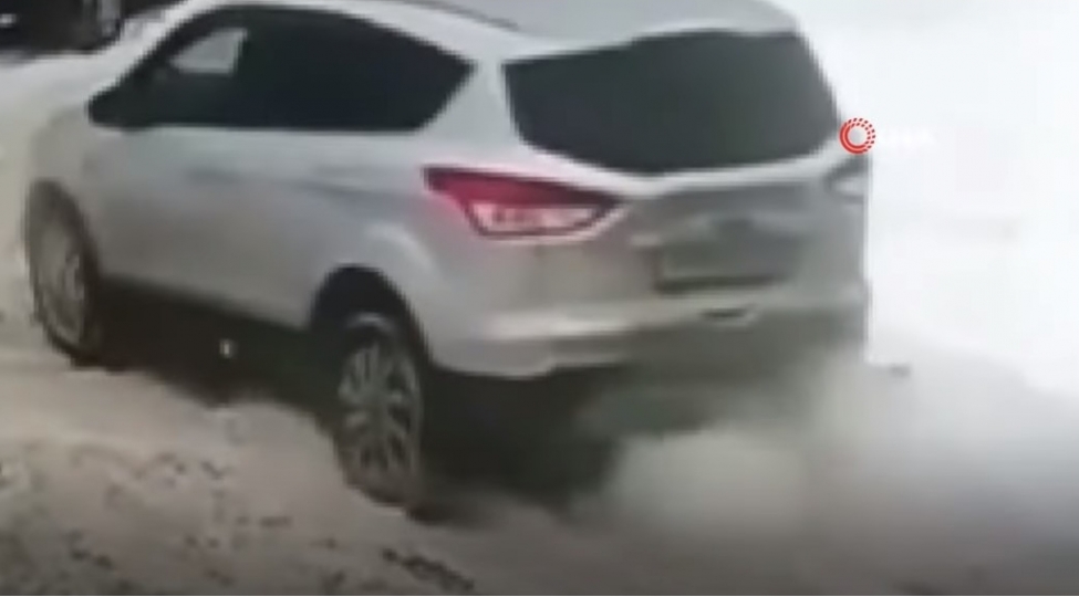 surucu-ferqine-varmadan-yashli-qadini-defelerle-ezdi-video