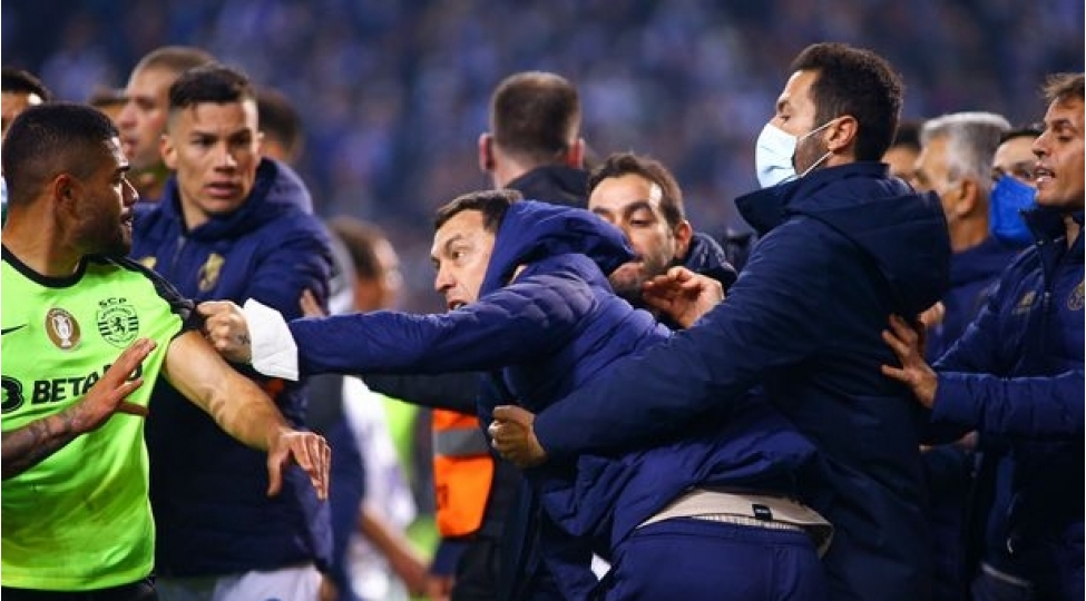 futbol-meydanini-doyush-meydanina-chevirdiler-fotovideo