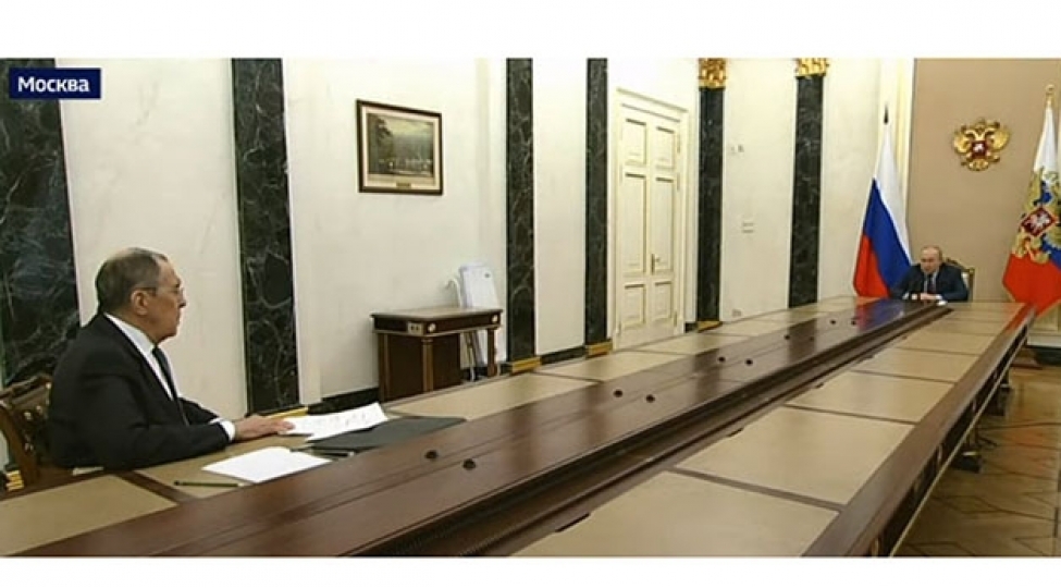 putin-yene-de-qebulda-uzun-masadan-istifade-etdi-foto