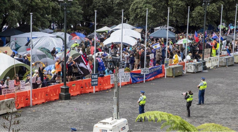 polisi-etirazchilari-musiqi-ile-sakitleshdirdi-video