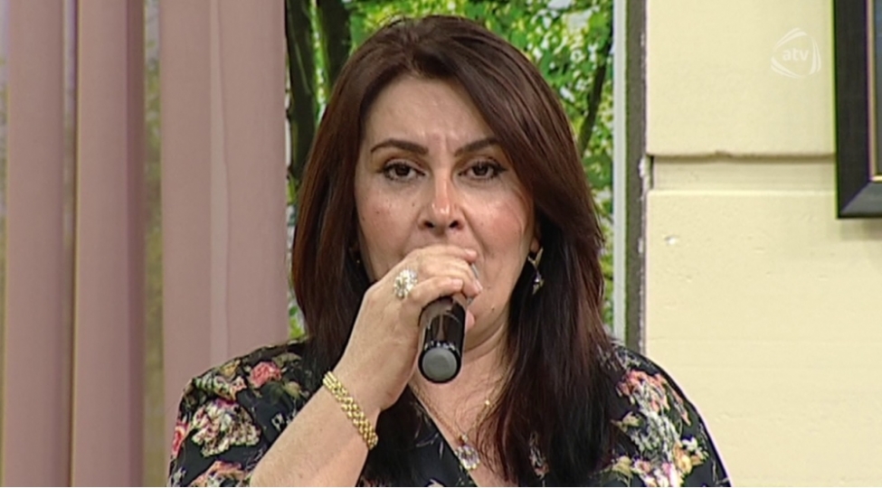 mugenni-shehla-hemidova-salonda-masaj-edirem-meni-bir-ovladla-kim-alar