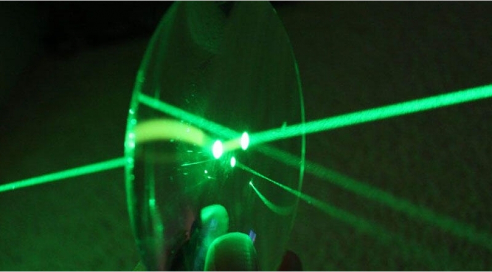 miqrenin-dermani-yashil-ishiqda-tapildi