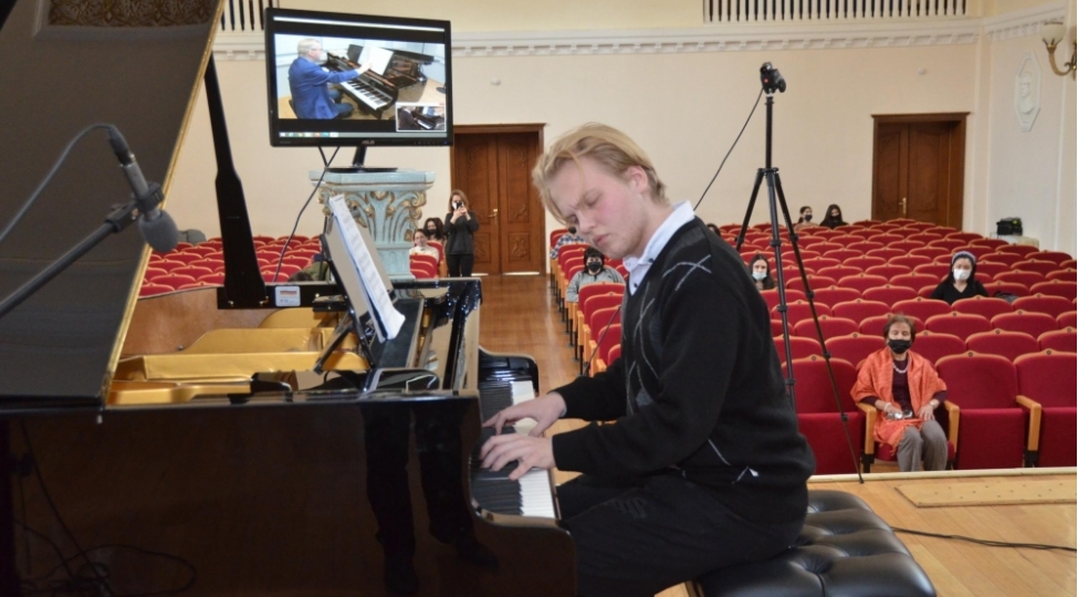 estoniya-musiqi-ve-teatr-akademiyasinin-professorundan-ustad-dersi