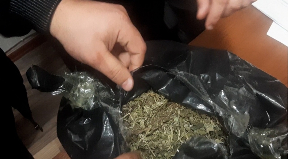 narkotiki-su-saygacinda-gizleden-shexs-tutulub-video