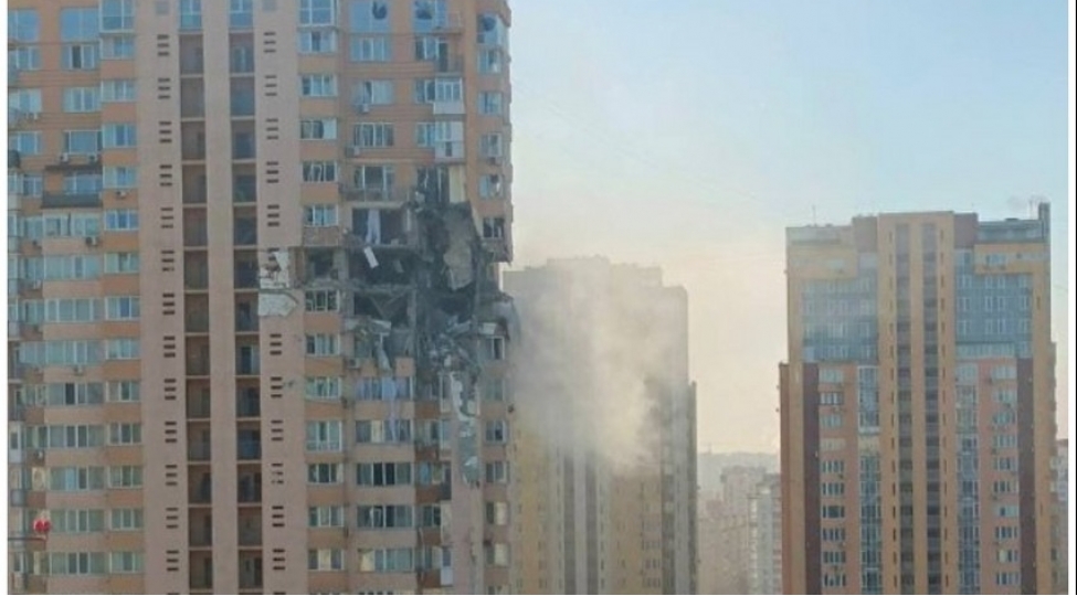 kiyevde-yashayish-binasina-agir-texnika-ile-atesh-achilib