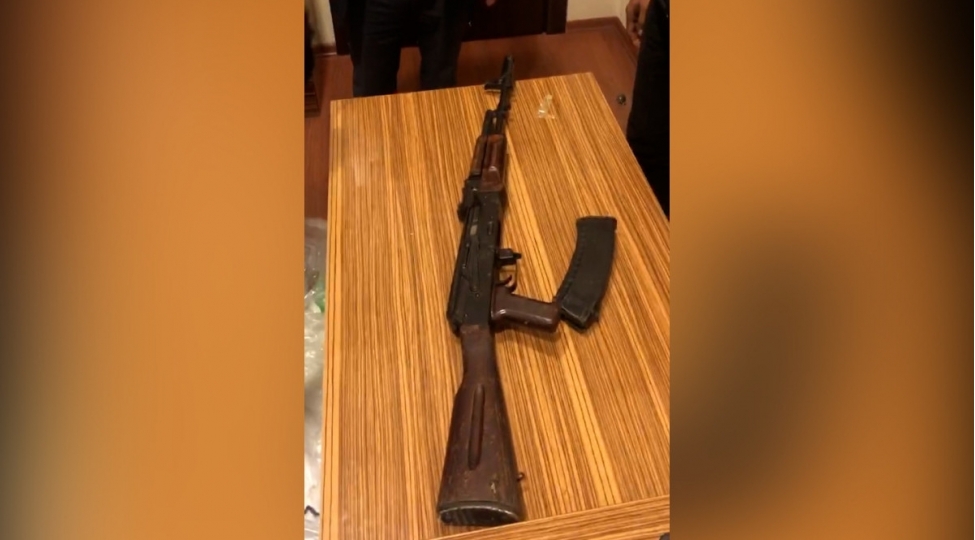 kalashnikov-satmaq-isteyen-shexs-tutulub-video