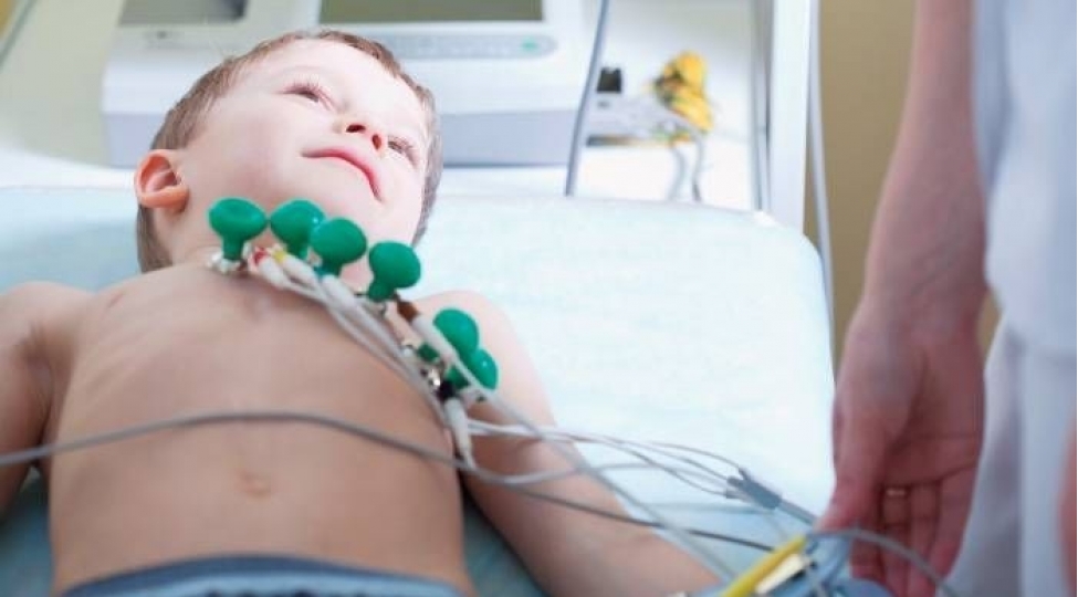 hekim-omikron-kechiren-ushaqlarin-sonradan-ureyini-yoxladin