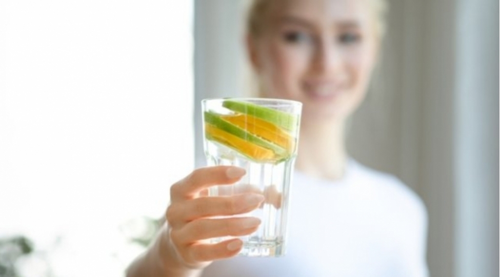 her-seher-limonlu-su-ichmek-uchun-5-sebeb