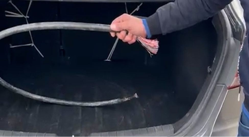 telefon-rabite-xettini-ogurlayan-shexs-tutulub-video