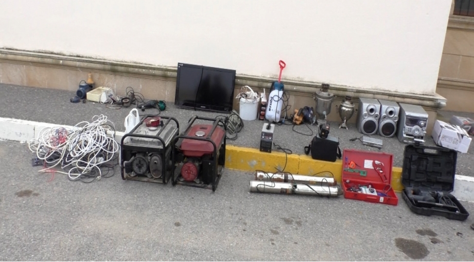 pirallahida-10-evden-ogurluq-eden-shexsler-tutulub-video