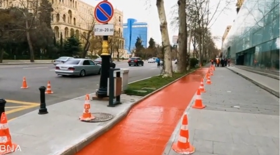 bakida-uzunlugu-2-km-e-yaxin-velosiped-yolu-chekilib-video