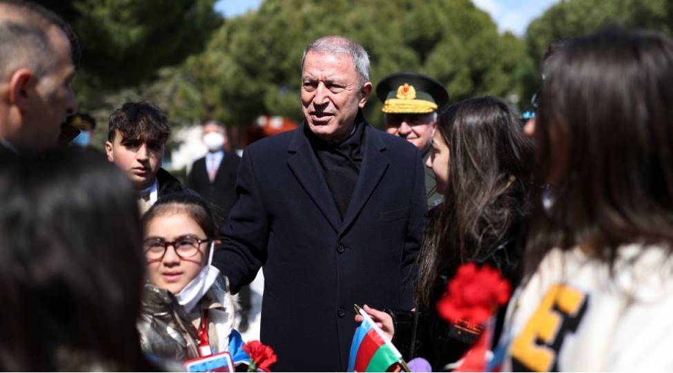 hulusi-akar-chanaqqala-shehidliyinde-azerbaycanli-ushaqlarla-gorushub
