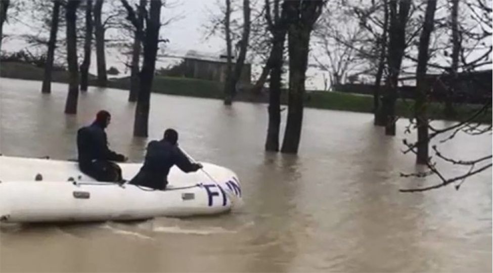 masallida-su-basmish-erazide-komeksiz-qalan-shexs-xilas-edilib