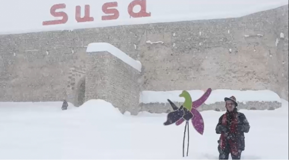 reza-deqati-shusha-qalasi-onunde-bayram-sevincini-bolushub-video