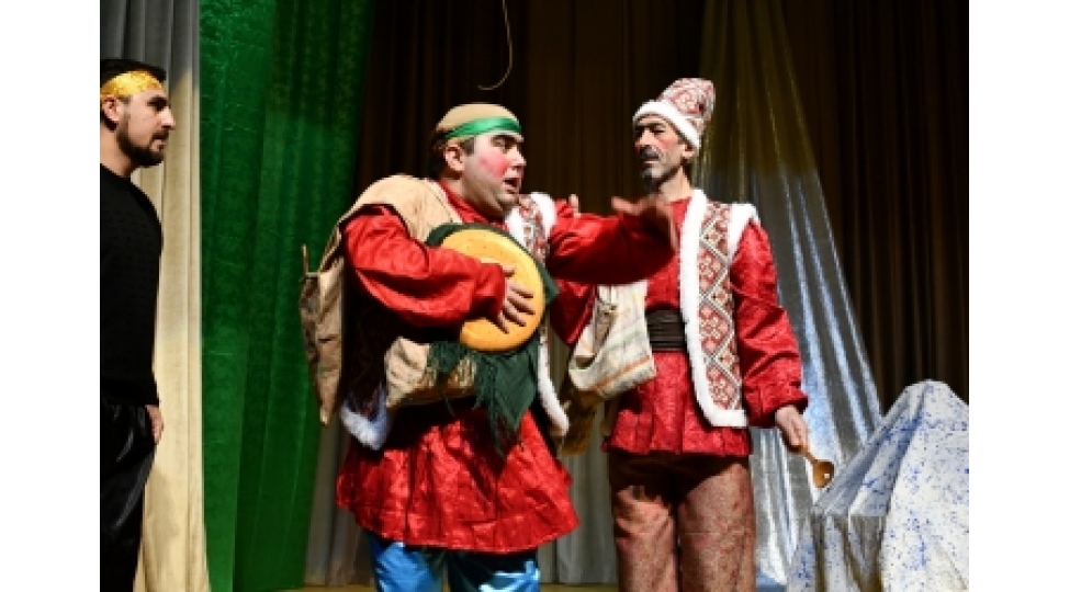 mingechevir-dovlet-dram-teatrinin-kollektivi-agdash-mekteblilerinin-qonagi-olub