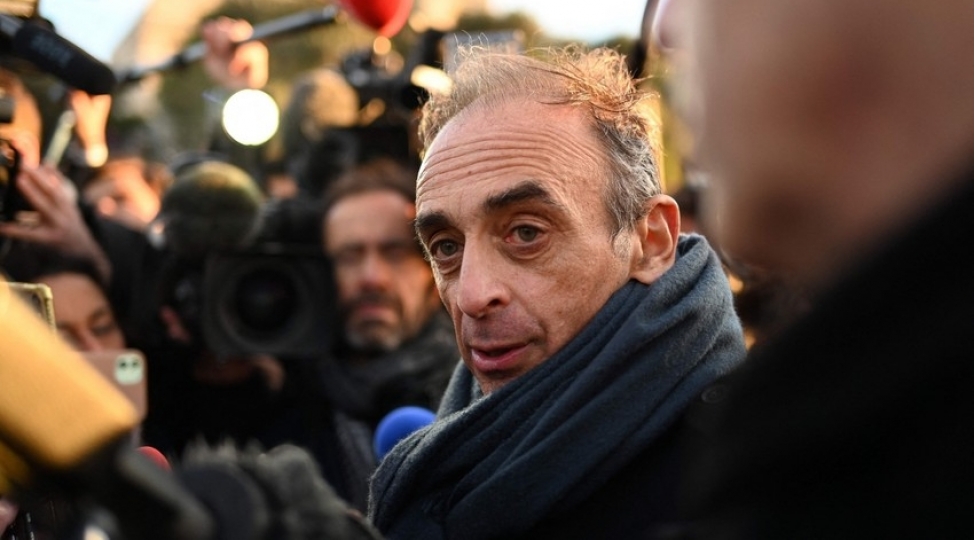 fransada-prezidentliye-namizede-butulka-atilib