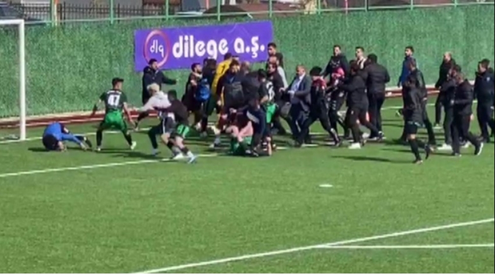 16-futbolchu-qirmizi-vereqe-alib