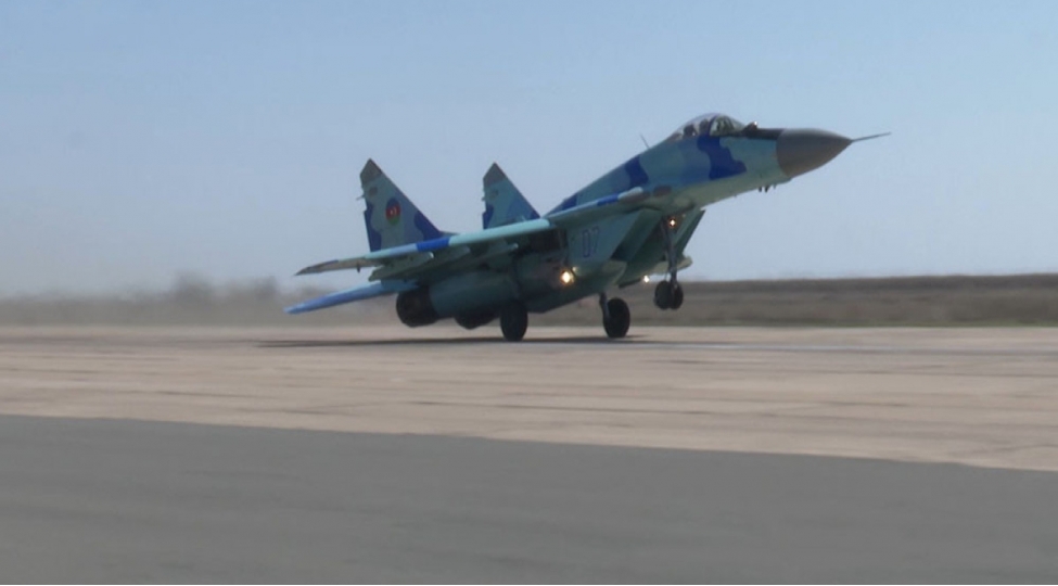 herbi-hava-quvvelerinde-doyush-teyyareleri-ile-telim-uchushlari-heyata-kechirilib