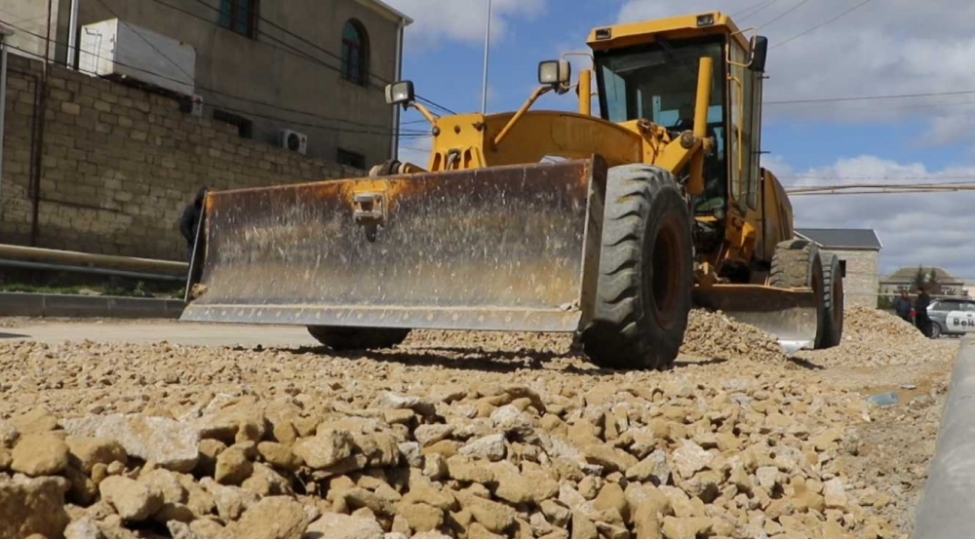 yeni-suraxani-qesebesinde-merkezi-kuchenin-temiri-ishlerine-start-verilib-fotovideo