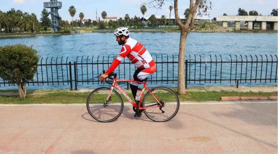 tek-ayaqla-velosiped-surdu-insanlara-motivasiya-oldufotovideo