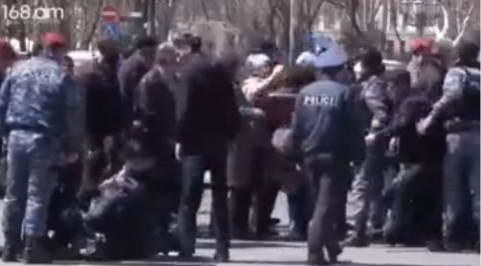 irevanda-itkin-dushen-herbchilerin-valideynleri-etiraz-aksiyasi-kechirib-video