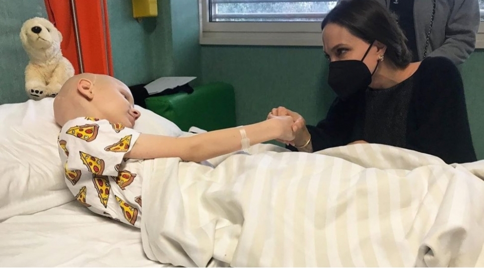 ancelina-coli-ukraynali-ushaqla-gorushdu-xerchengden-eziyyet-chekirfoto