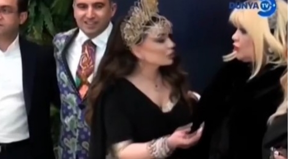 metanet-isgenderli-kechmish-gelinini-meclisden-bele-qovdurub-video