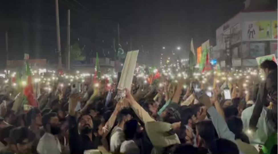 imran-xanin-terefdarlarikuchelere-chixdilar