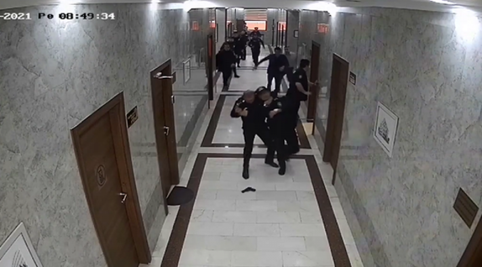 shobede-arvadini-olduren-polis-bele-saxlanilib-video