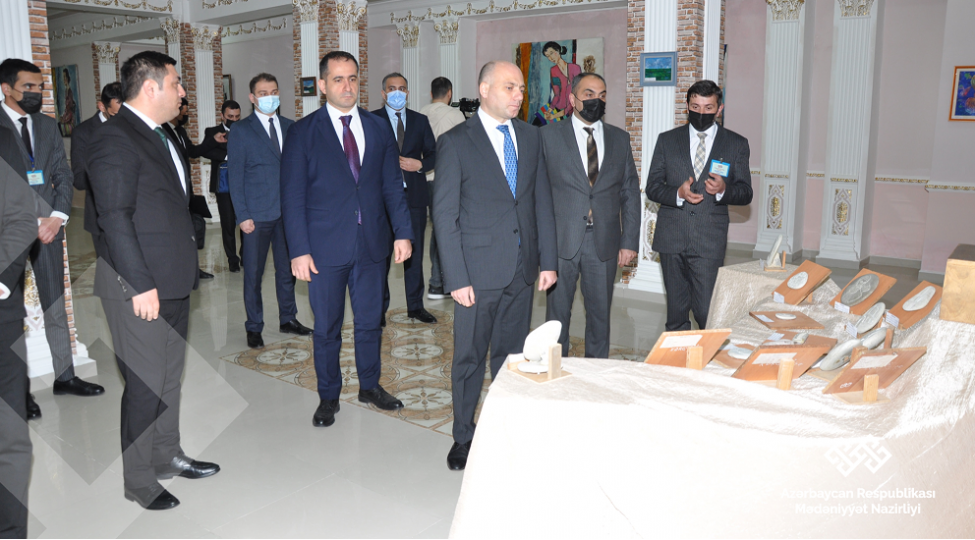 anar-kerimov-xachmaz-tarix-diyarshunasliq-muzeyine-ve-dovlet-resm-qalereyasina-baxish-kechirib-foto