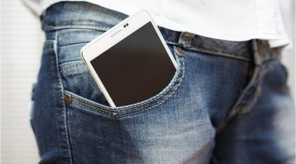 cibde-telefon-gezdirmek-kishilerde-sonsuzluq-yaradir