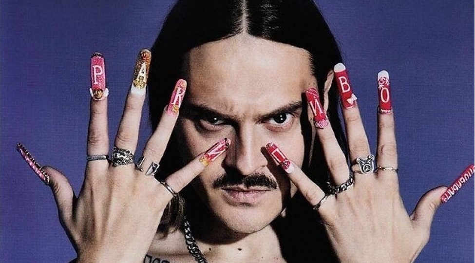 kishiler-de-rengli-dirnaqlarla-gezse