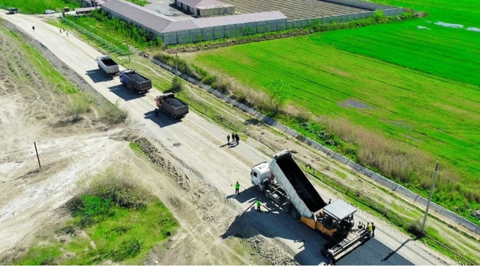 yevlaxda-tanriqulular-kend-yolu-esasli-temir-olunur-fotovideo