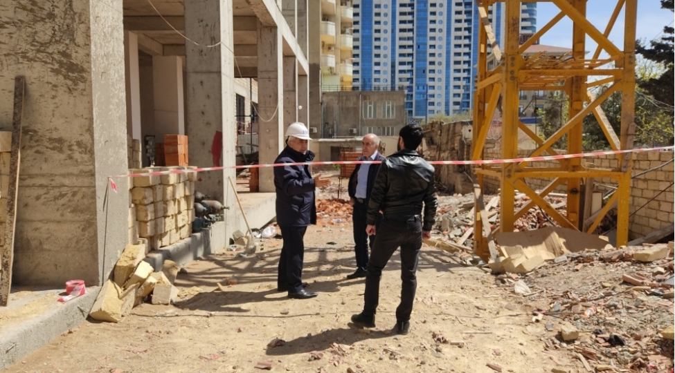 dovlet-agentliyi-bakida-tikintide-qayda-pozuntusunun-qarshisini-alib-video