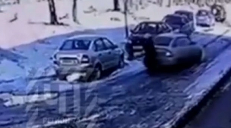 avtomobili-ile-yashli-qadinin-uzerinden-kechdi