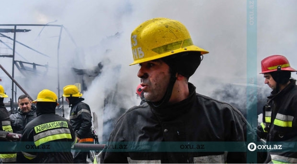 nizami-kuchesinde-binanin-dam-ortuyu-yanib