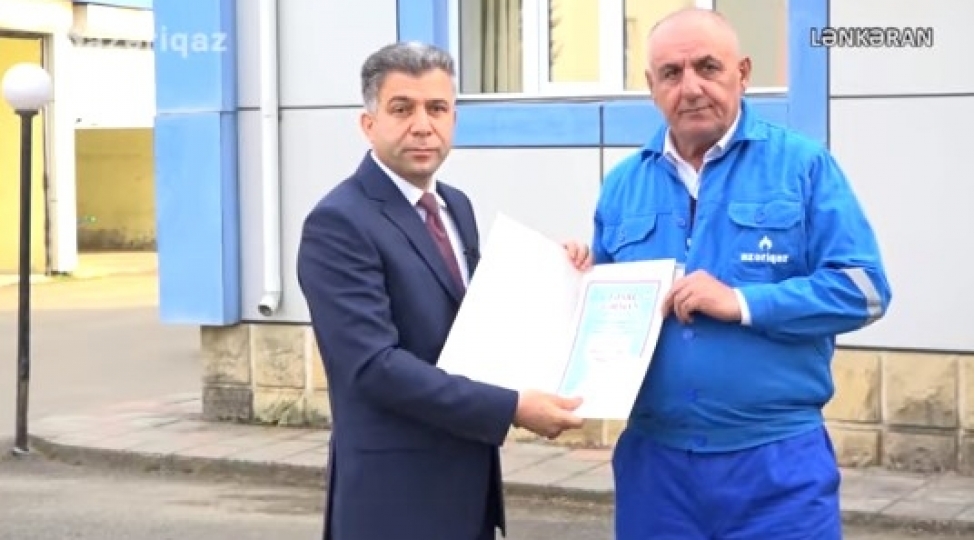 azeriqaz-rehberliyi-28-emekdashi-mukafatlandirib-video