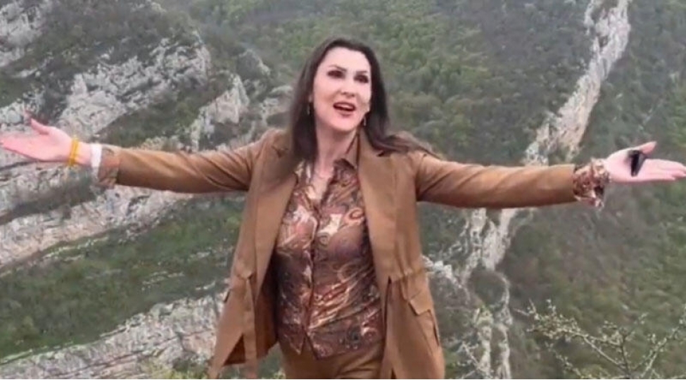 xalq-artisti-cidir-duzunde-azerbaycan-marali-oxudu-video