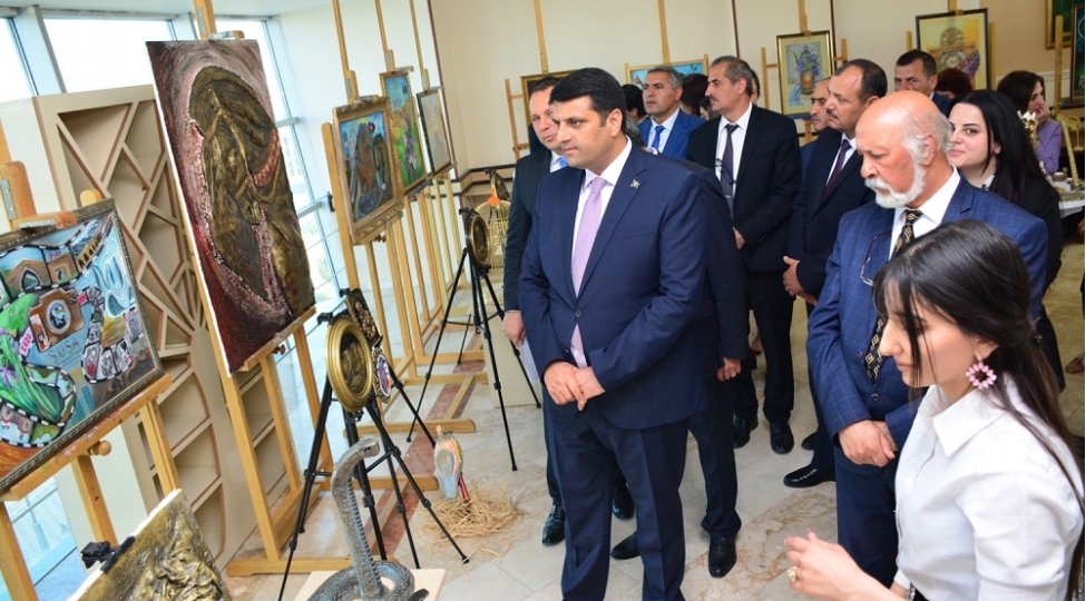 telebe-ressamin-heykeltarashliq-numunelerine-dair-ferdi-sergisi-xususi-maraqla-qarshilanib