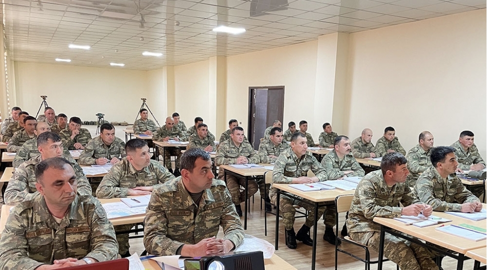 artilleriya-bolmelerinde-on-mushahide-uzre-hazirliq-kursu-kechirilir