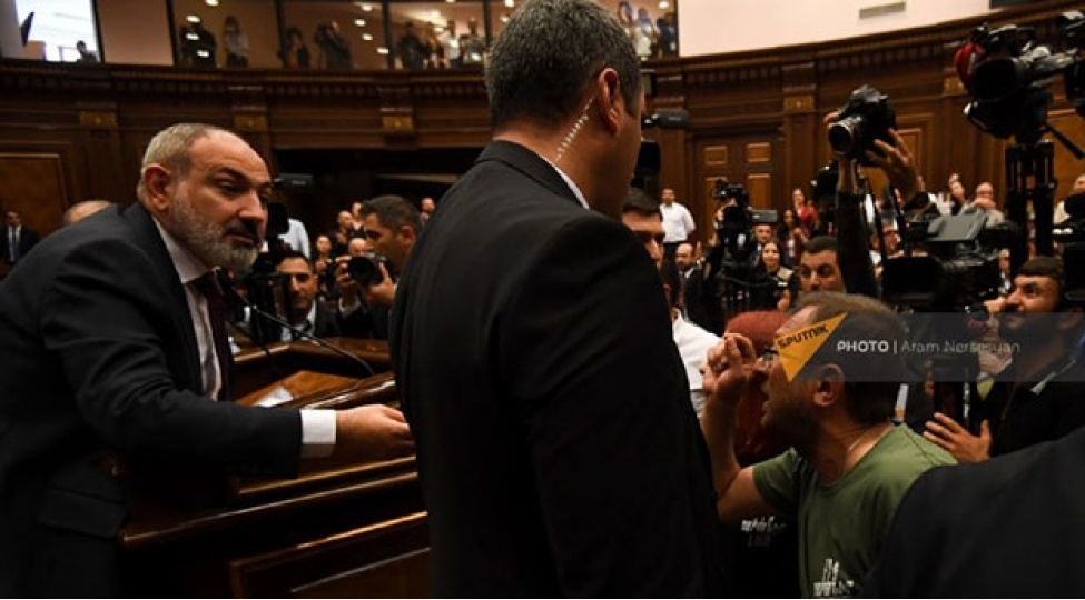pashinyanin-chixishi-zamani-gerginlik-olub-muxalif-deputatlar-zali-terk-edib