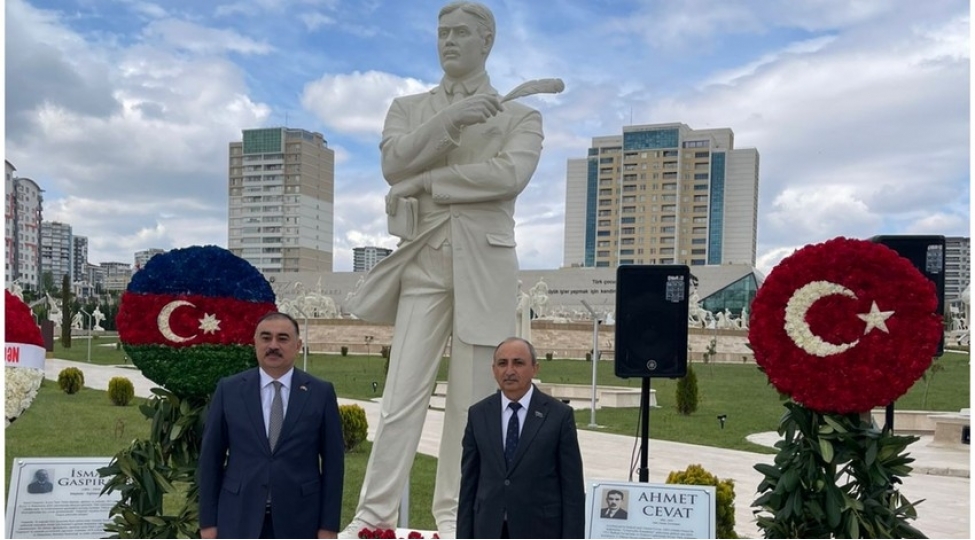 ankarada-ehmed-cavadin-heykelinin-achilishi-olub